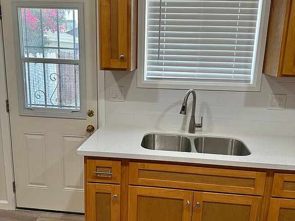 5th image of 12743 Oxnard St