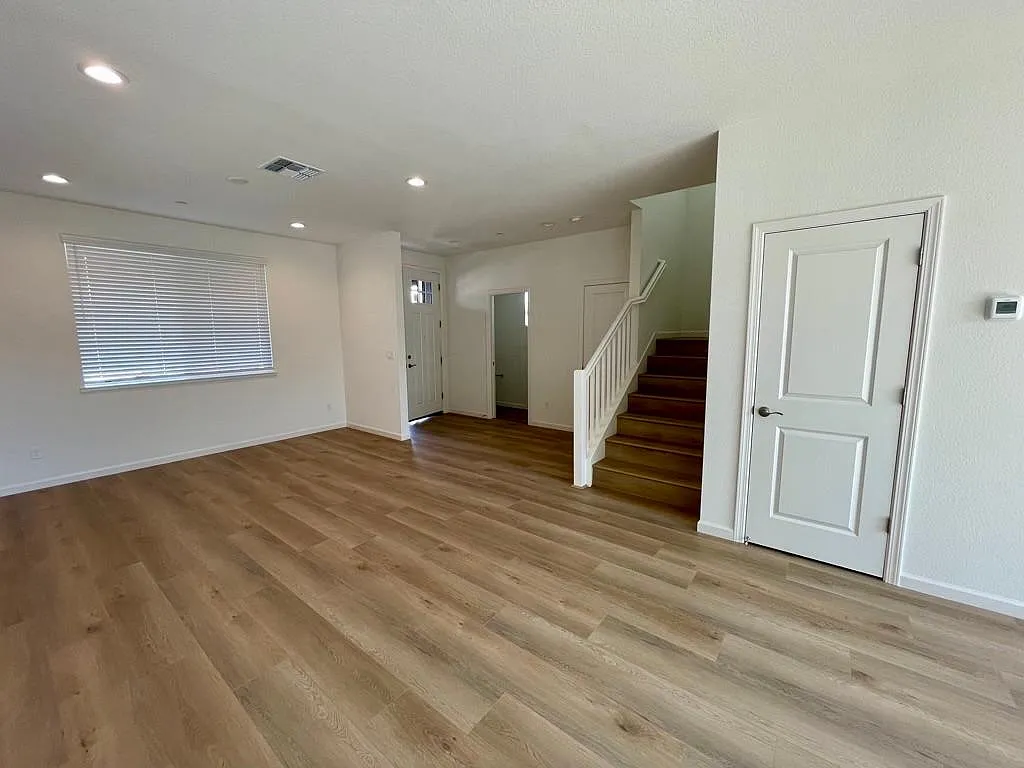 3 bed, 2.5 bath, 1522 sqft, $2,600 — Photo 3