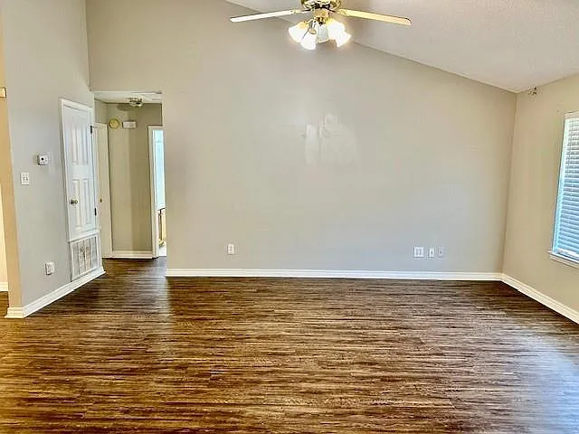 725 Copperfield Dr E — Photo 2