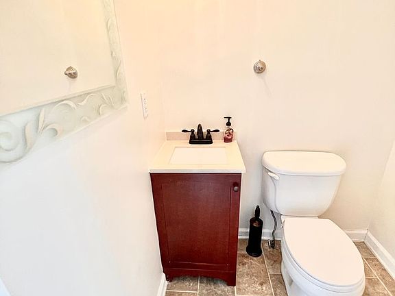 4th image of 204 Thistle Ln