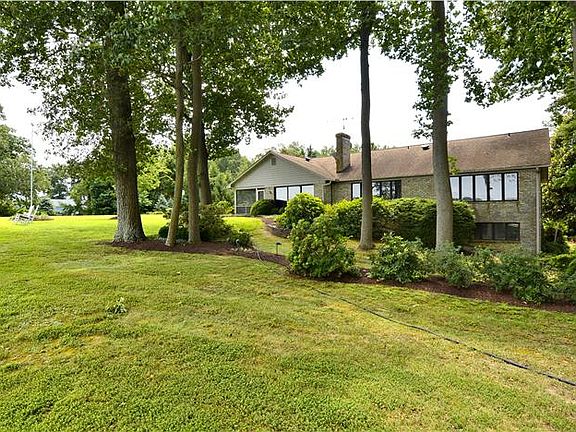 5th image of 212 Overlook Ln