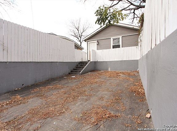 4th image of 645 E Park Ave #2