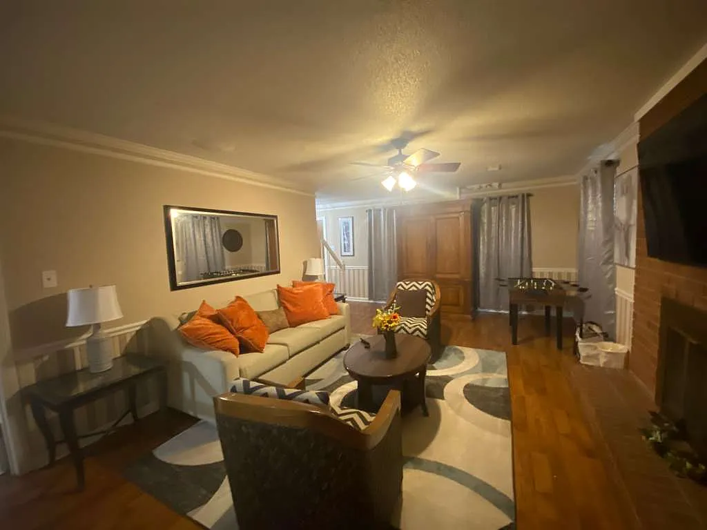 5 bed, 2.5 bath, 2340 sqft, $7,495 — Photo 4