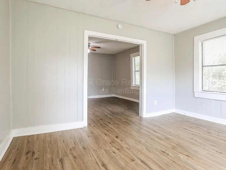 912 Clifton St — Photo 3