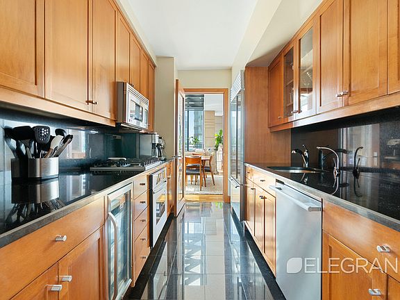 5th image of 45 W 67th St APT 33B