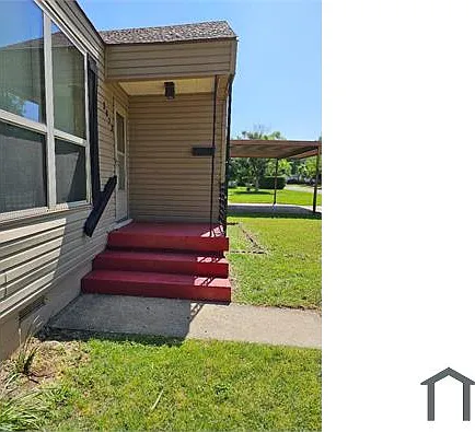 3923 NW 11th St — Photo 2