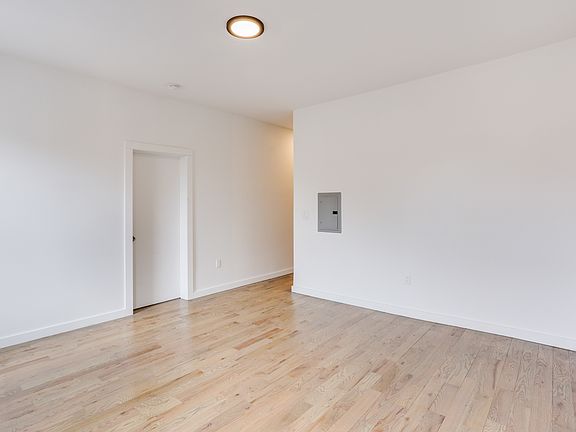 3rd image of 118 Jewett Ave APT 33Q