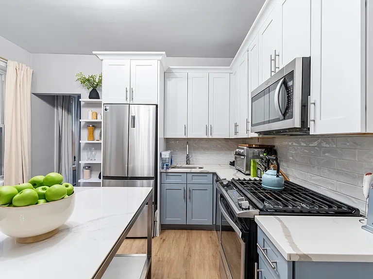 100 Manhattan Ave #2L — Photo 2