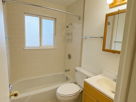 5th image of 313 Bonnie Ct APT 4