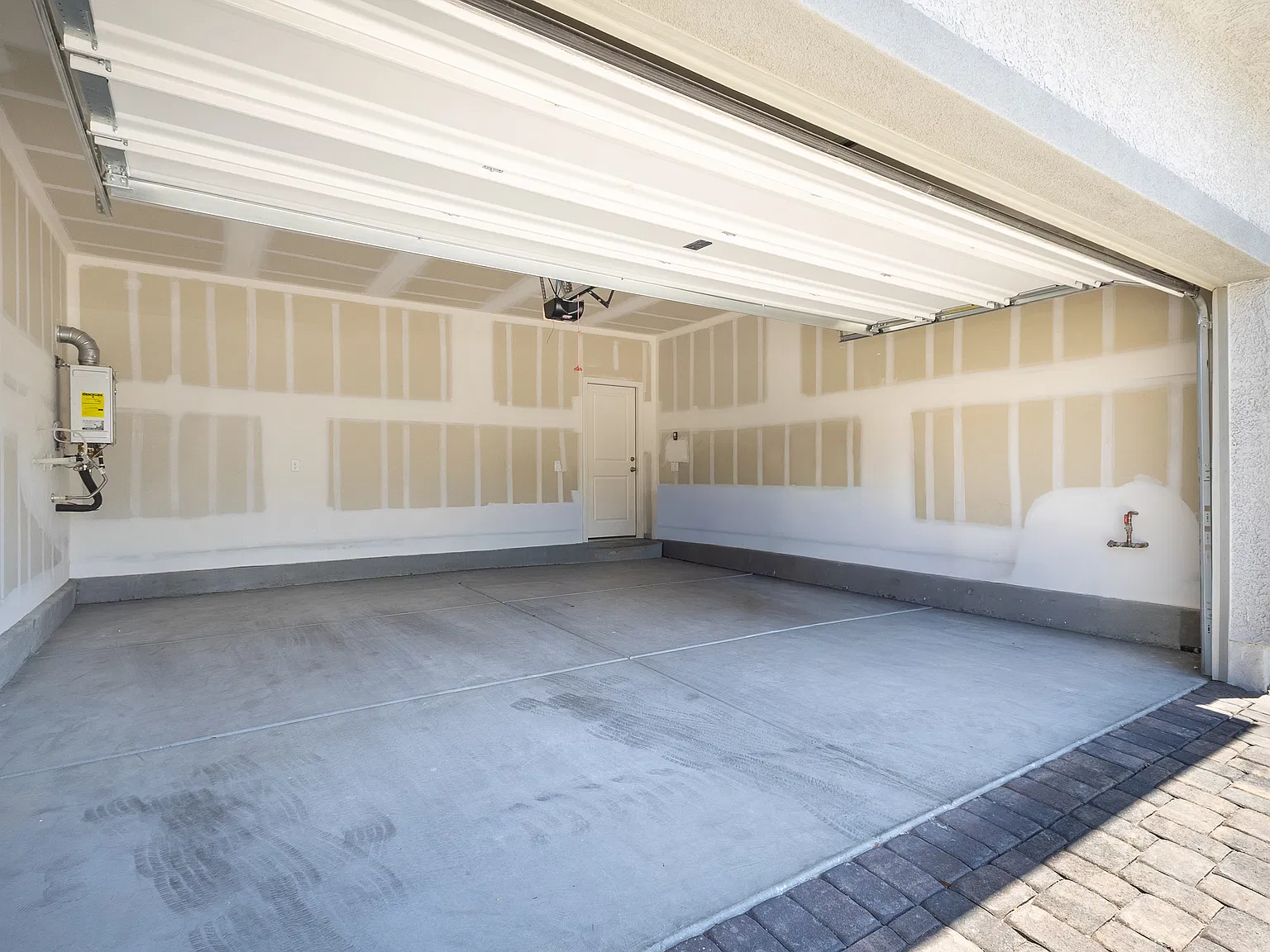 5 bed, 2460 sqft, $2,995 — Photo 3