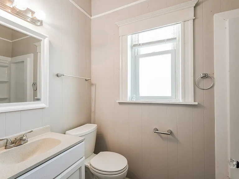 742027_028_bathroom_13574638.jpg