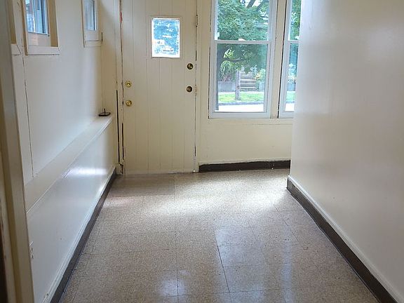 5th image of 123 Dell St #1
