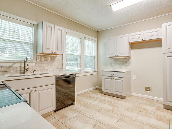 Kitchen cabinets, granite, appliances installed 2023