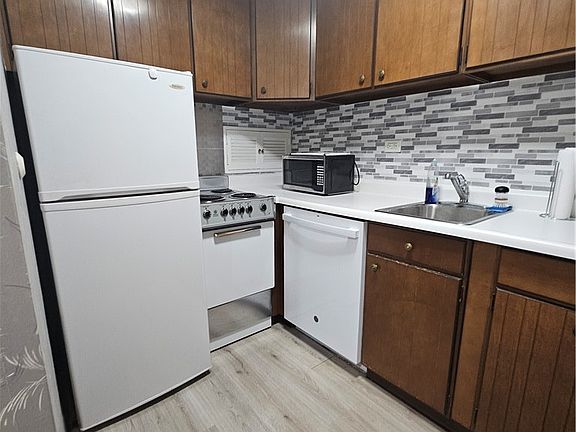 2nd image of 112 Washington Pl APT 12K