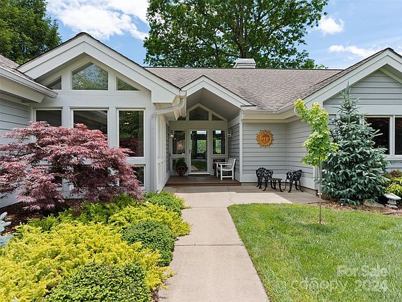 3rd image of 138 Oakcrest Ln
