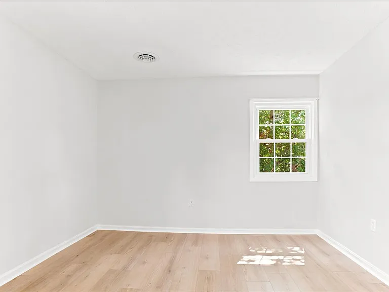 102 Linwood Ct — Photo 11