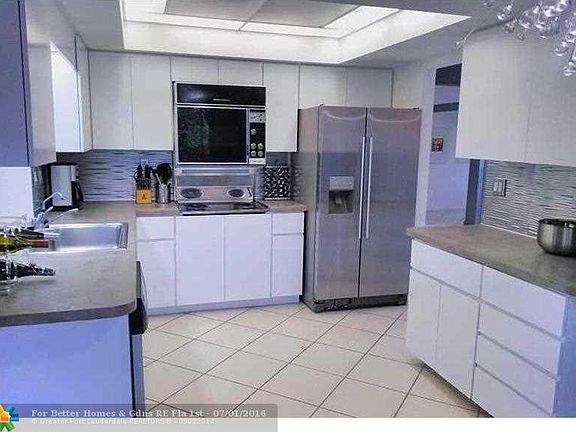3rd image of 4804 Banyan Ln