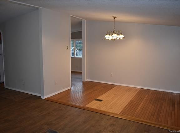 5th image of 4870 Stratford Ln