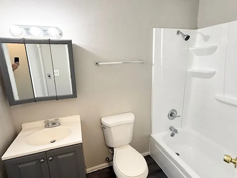 Westwind Apartments — Photo 12
