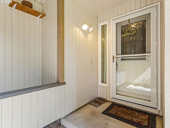4th image of 619 NE 127th Ave
