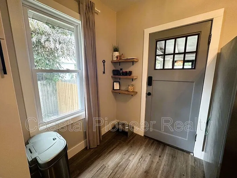 3 bed, 2.0 bath, 1212 sqft, $2,500 — Photo 3