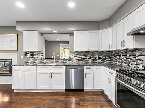 2nd image of 1559 Laurel Oaks Dr