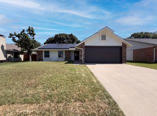220 Creekwood Ln, Fort Worth, TX 76134