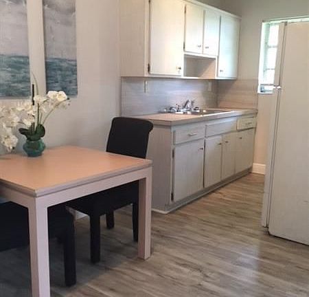 3rd image of 408 SE 9th St APT 4