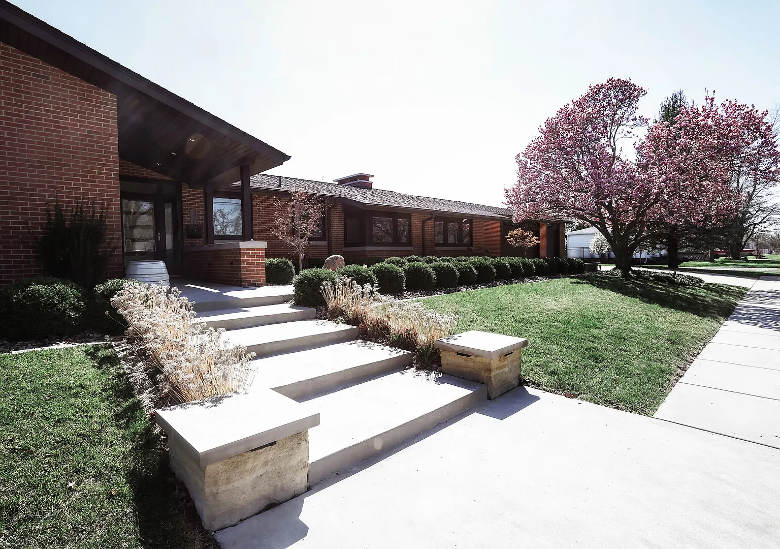 Mid Century Modern Home in Small Town Iowa - Trails & Locals — Photo 1