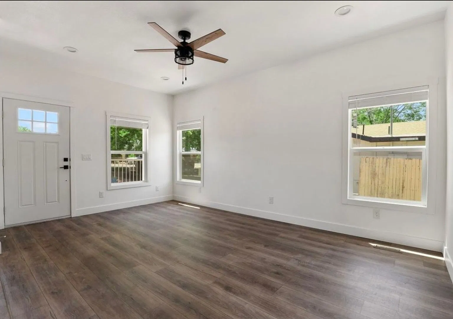 Beautiful and CLEAN three bedroom, two bathroom house is newly available for rent! — Photo 4
