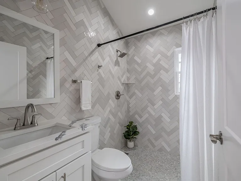 1209 E Washington St — Photo 17
