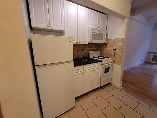 Rented by Gold & Appel Realty Corp | media 5