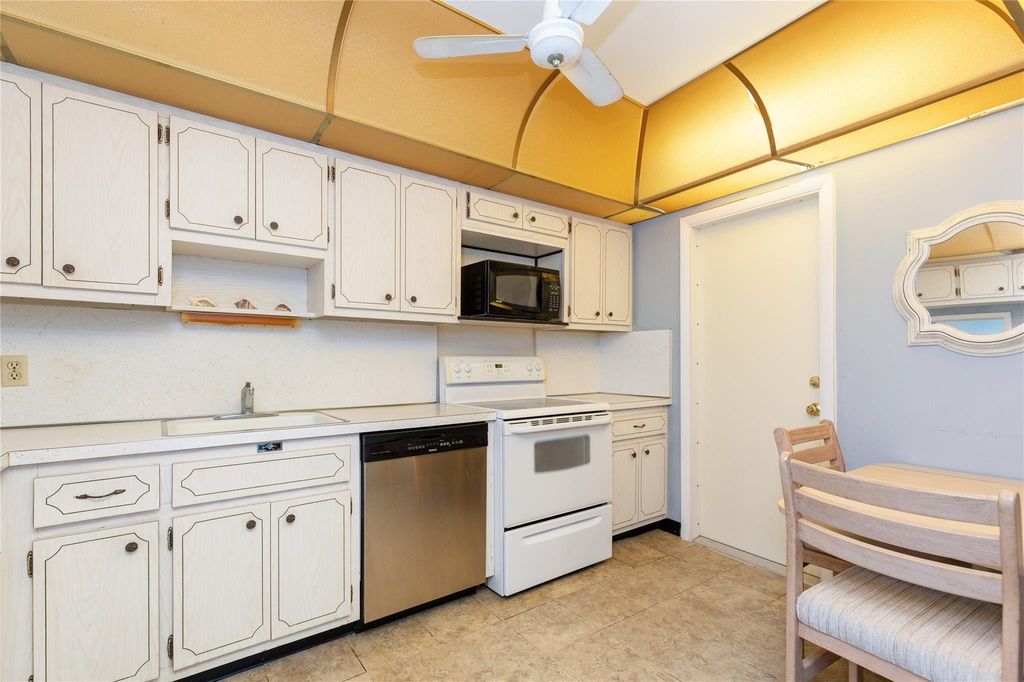2731 NE 14th St Causeway #121, photo 4