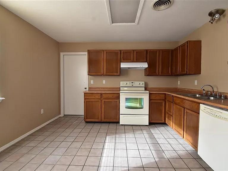 1389 Lindberg Ave — Photo 3