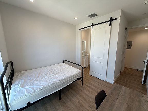3rd image of 3105 S Normandie Ave #B4-4s