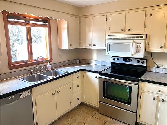 2nd image of 139 Windsor Dr