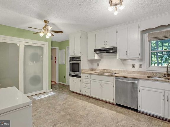 2nd image of 2400 Raymond Pl