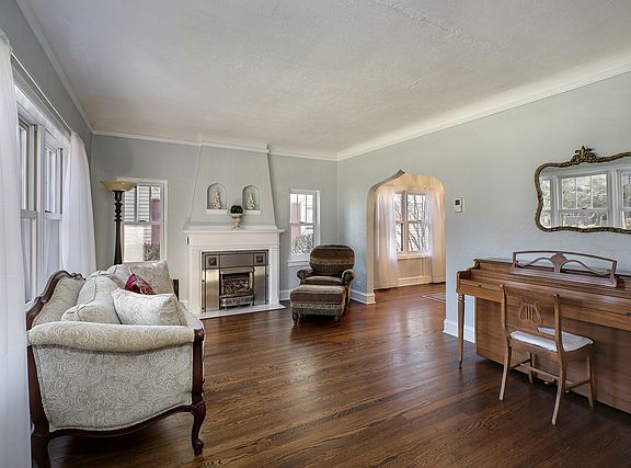 2nd image of 940 Forest Ave