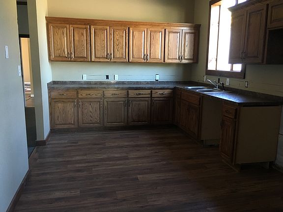 4th image of 902 S Broadway St