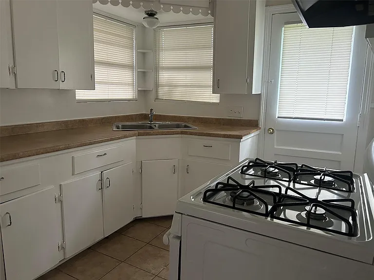 7655 El Rancho St — Photo 2