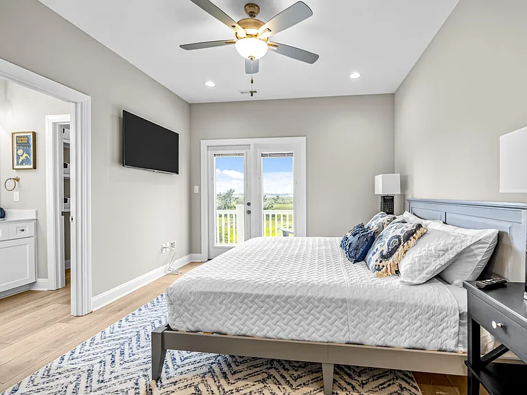 Master bedroom w/ ensuite and walk-in closet