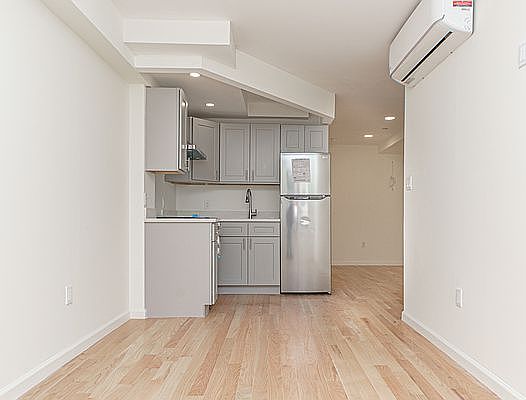 5th image of 2828 W 17th St #1R