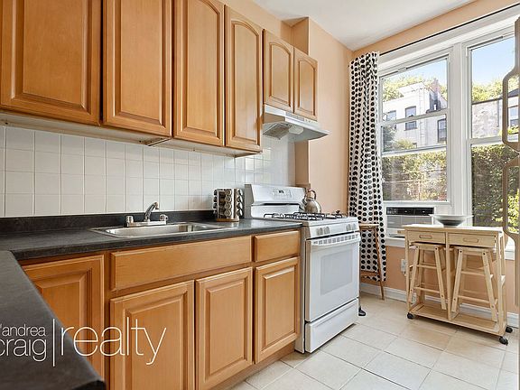 4th image of 628 40th St #2