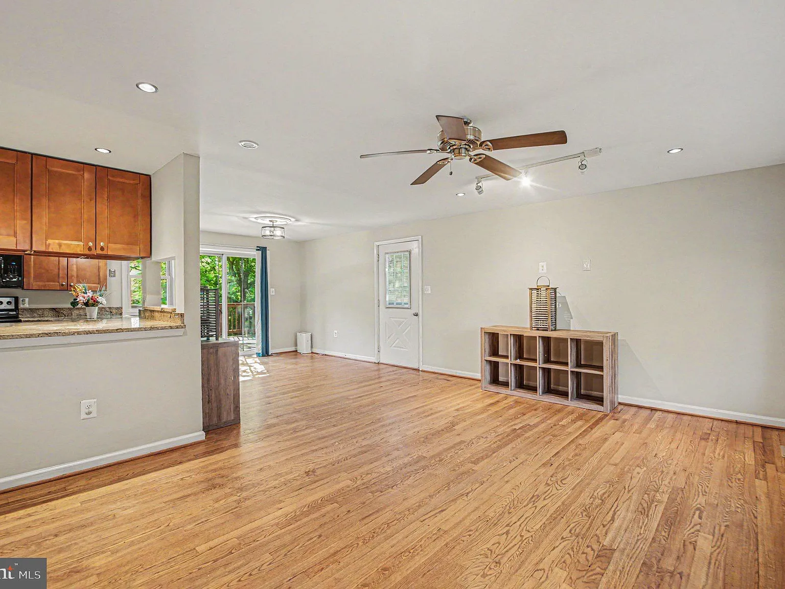 5 bed, 2.0 bath, 3070 sqft, $4,000 — Photo 4