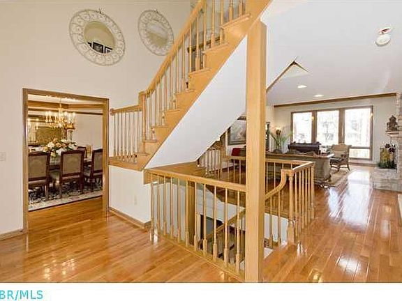 3rd image of 945 Vauxhill Ln