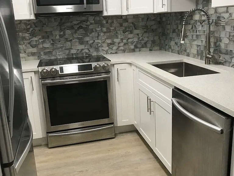 Upgraded kitchen, Shaker Cabinets, All applicances.