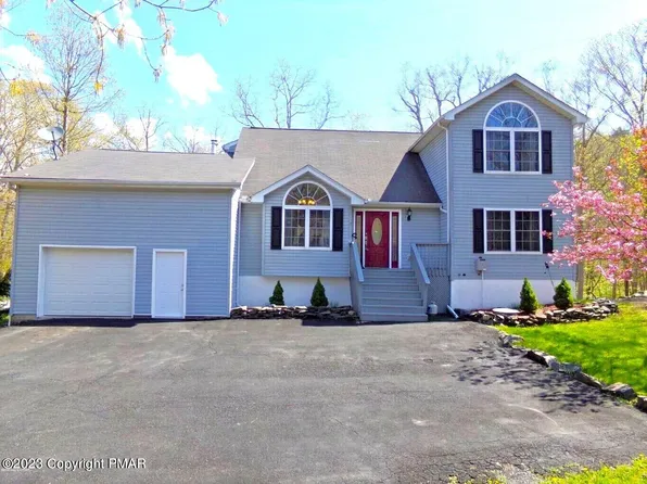 387 Saunders Dr, Bushkill, PA 18324