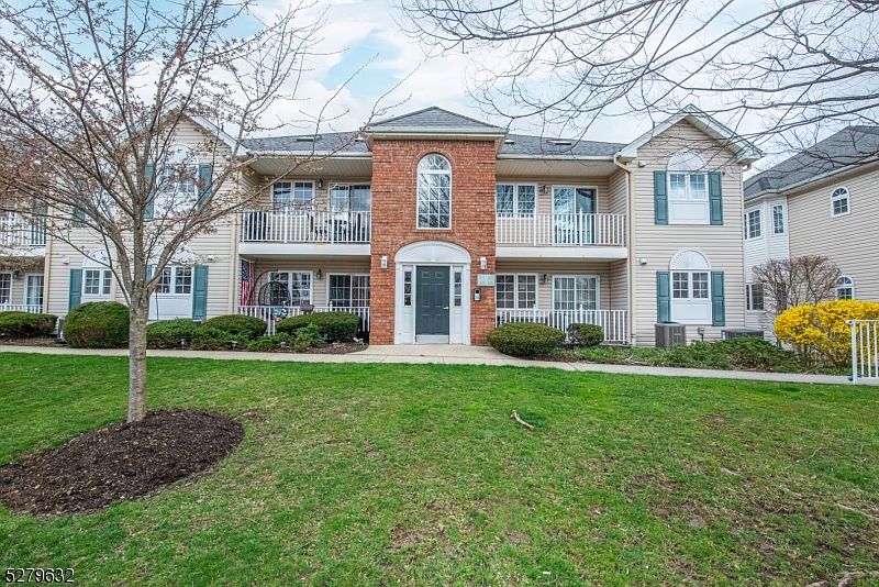 1st image of 105 Roseland Ave #1404