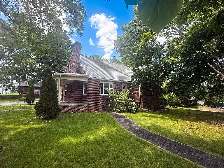 100 Davis Ave — Photo 1