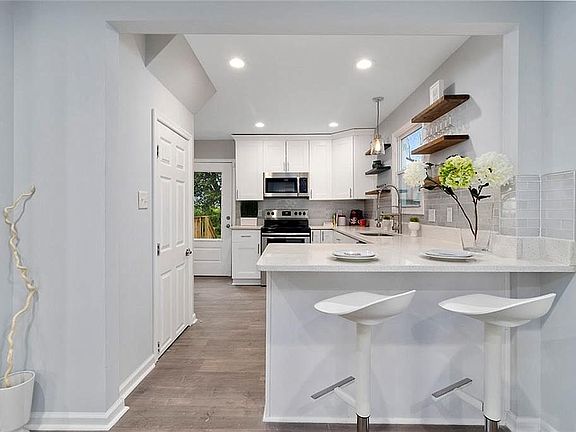 3rd image of 515 Homestead Ave